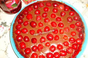 Tort alb cu visine si ciocolata