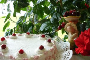 Tort alb cu visine si ciocolata