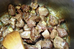 Inimi si rinichi de porc, in sos de rosii si usturoi