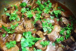 Inimi si rinichi de porc, in sos de rosii si usturoi