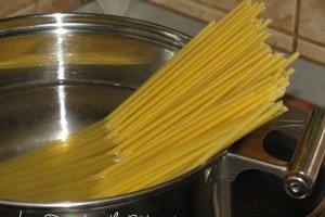 Bucatini cu sos de rosii si parmezan