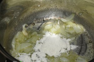 Bucatini cu sos de rosii si parmezan