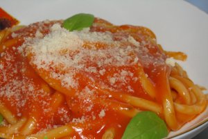 Bucatini cu sos de rosii si parmezan