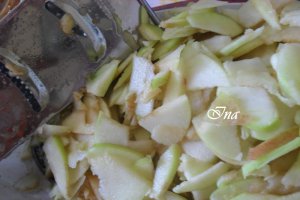 Prajitura "turnata" cu mere