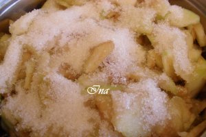 Prajitura "turnata" cu mere