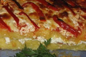 Mamaliga cu sos de rosii in straturi