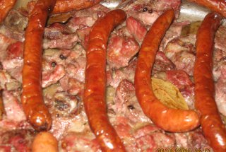 Friptura din ceafa de porc si carnati
