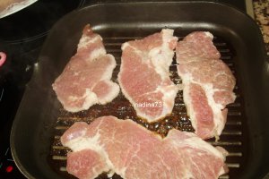 Ceafa de porc in sos de soia, cu salata