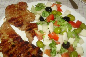 Ceafa de porc in sos de soia, cu salata