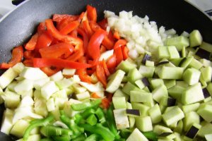Pui cu legume si sos curry