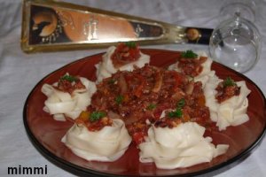 Tagliatelle cu dovlecel si sos de rosii