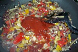 Tagliatelle cu dovlecel si sos de rosii