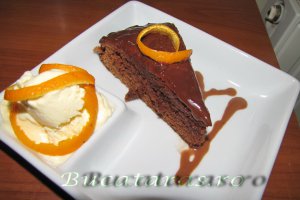 Arome orientale: tort cald de ciocolata, aroma de cuisoare si inghetata de portocale