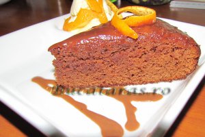 Arome orientale: tort cald de ciocolata, aroma de cuisoare si inghetata de portocale