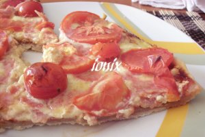 Pizza cu mozzarella, branza de capra si sos de busuioc