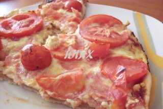 Pizza cu mozzarella, branza de capra si sos de busuioc