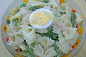 Salata mediteraneana cu paste