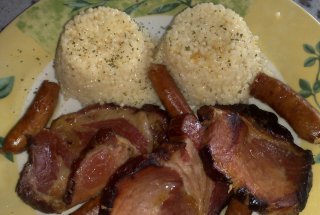 Friptura din muschi de porc afumat cu carnaciori