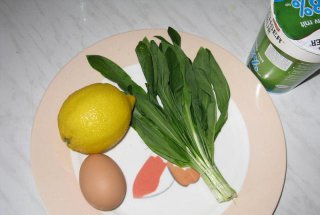 Salată de leurdă cu ou şi cu iaurt