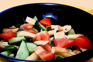 Salata de cruditati cu branza si covrigi