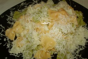 Farfalle  colorate cu mozzarella si cascaval