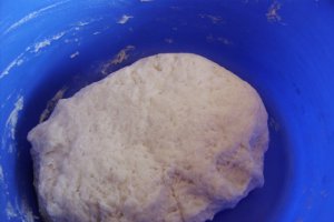 Pizza ţărănească şi picantă cu blat subţire