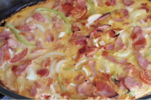 Pizza ţărănească şi picantă cu blat subţire