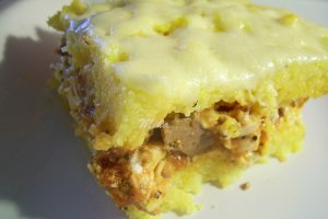 Mamaliga in straturi cu piept de pui si ficatei
