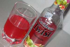 Briose cu visine si glazura roz