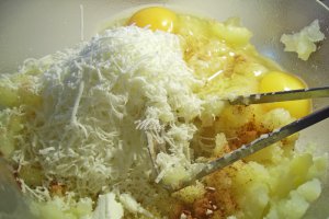 Musaca de cartofi cu piept de pui si ficatei