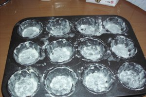 Brioşe moţate cu dulceaţă de vişine