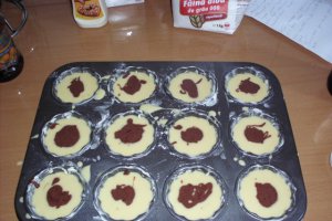 Brioşe moţate cu dulceaţă de vişine