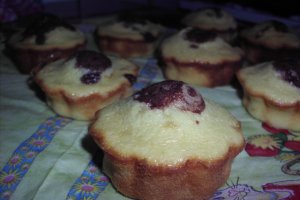 Brioşe moţate cu dulceaţă de vişine