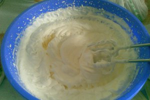 Tort cu mousse de pepene galben