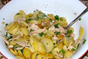 Salata calda de cartofi cu ton