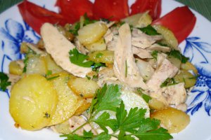 Salata calda de cartofi cu ton