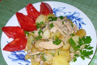 Salata calda de cartofi cu ton