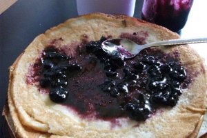 Clatite pufoase reteta cu dulceata de afine si frisca