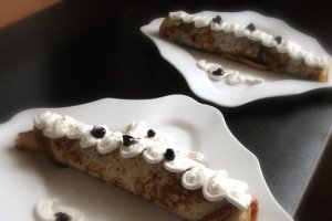 Clatite pufoase reteta cu dulceata de afine si frisca