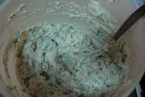 Clatite "bronzate" umplute cu branza si menta