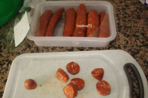 Cartofi noi cu carnaciori  la cuptor