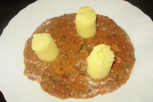 Ciupercute in sos rosu cu  mamaliguta