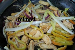 Salata de andive cu pui si perlute de branza