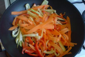 Pulpe de pui cu legume( in tigaia wok)