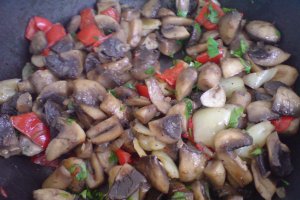 Pulpe de pui umplute cu garnitura de ciuperci