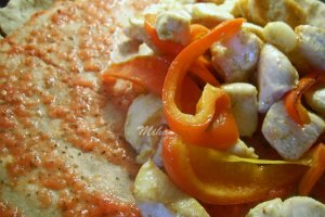 Pizza cu blat crocant cu pui si legume