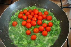 Salata de spanac crud cu carnati
