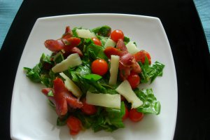 Salata de spanac crud cu carnati