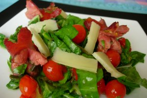 Salata de spanac crud cu carnati