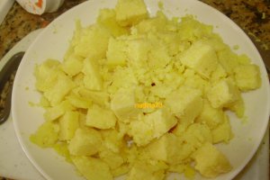 Cubulete  de  mamaliguta cu sos si ciuperci